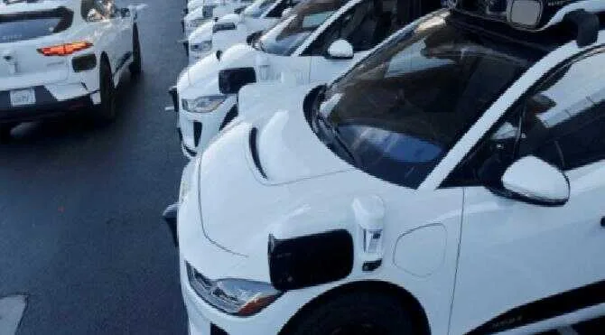Google girişimi Waymo tamamen sürücüsüz yolculuklara başladı