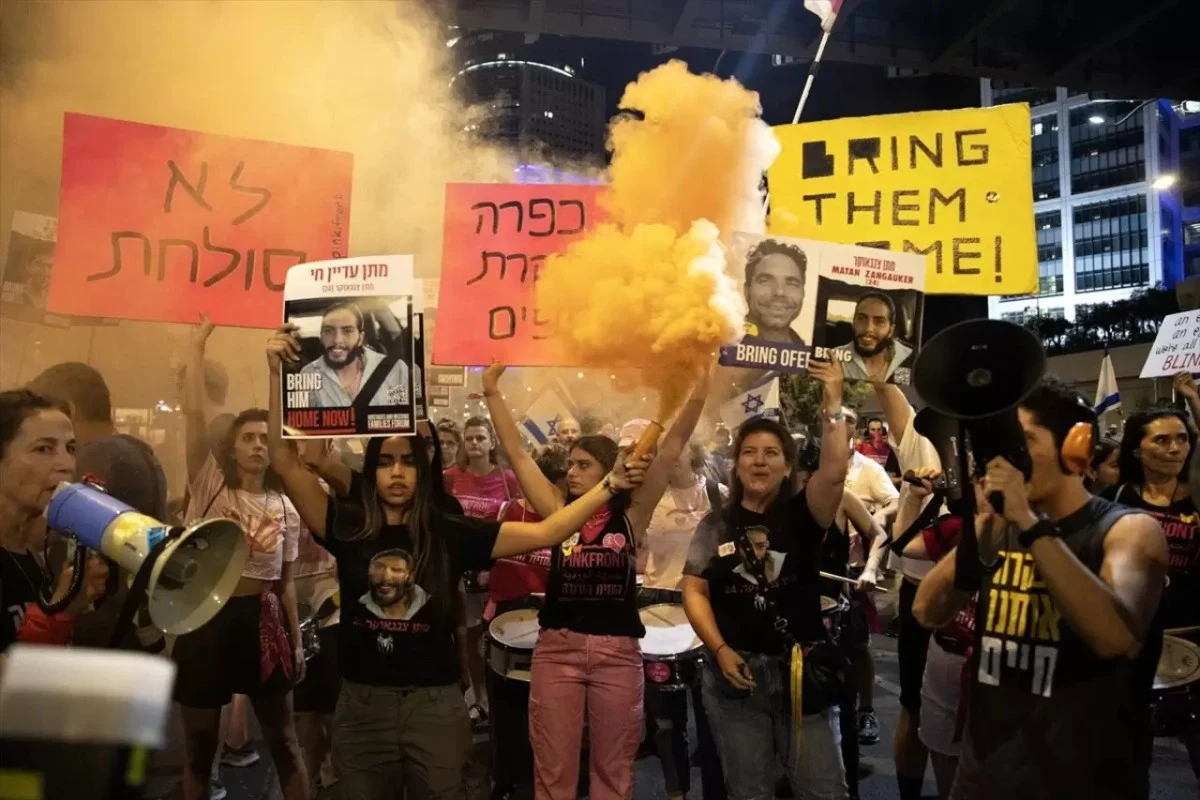 Tel Aviv’de Gazze’deki Esirler İçin Gösteri: Yüzlerce Kişi Habima Meydanı’nda Toplandı