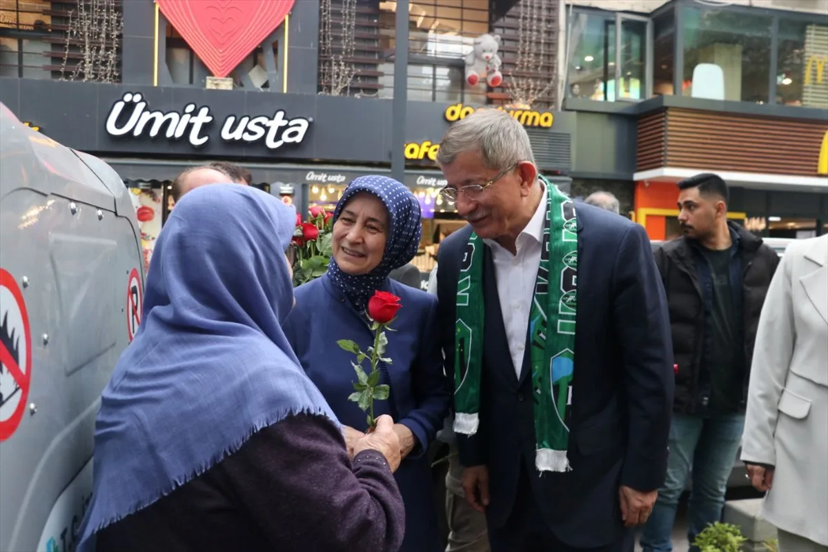 Ahmet Davutoğlu’ndan Anneler Günü’nde Anlamlı Buluşma
