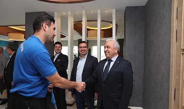 Hentbolcular başarılarını Başkan Şadi Özdemir’le paylaştı