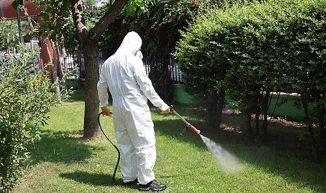 Bağcılar’da parklar ve yeşil alanlar ilaçlanıyor