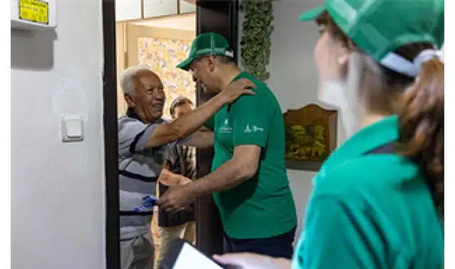 Başkan Tugay “Dönüşüme Evde Başla” projesi için QR kodlu poşet dağıttı