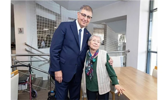 Başkan Tugay’dan bayram öncesi huzurevi ve hastane ziyareti