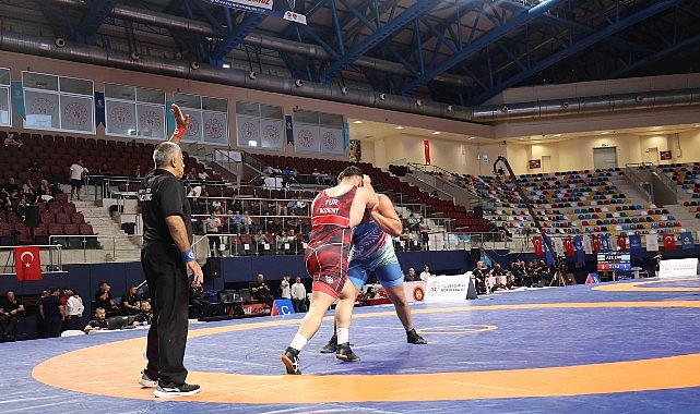 Güreşçiler minderde terlemeye devam ediyor