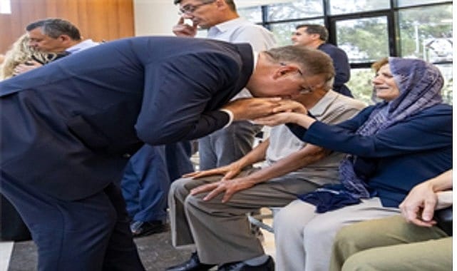 Merhum Başkan Zeyrek’in ailesi ile CHP Lideri Özel taziyeleri kabul etti