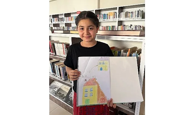 Minik eller renkli hayaller çizdi