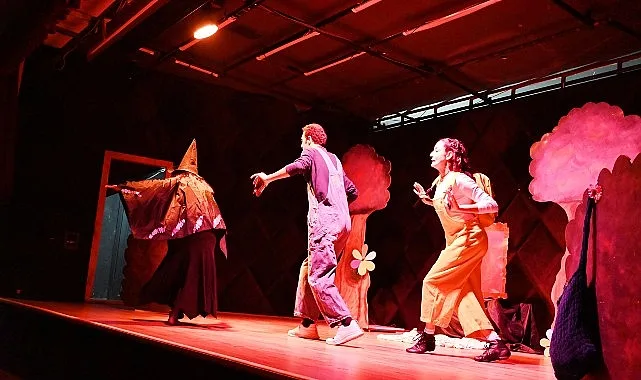 Minik öğrencilerin tiyatro keyfi