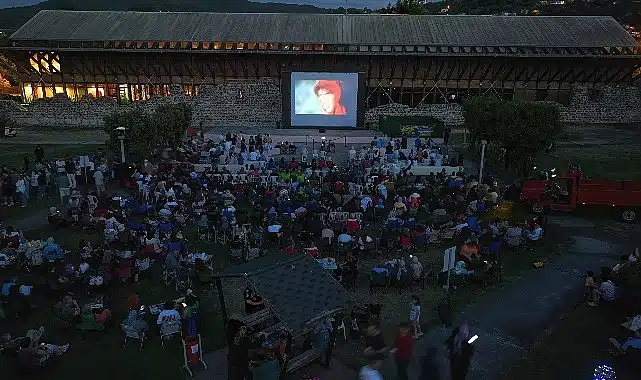 Gölcüklülerden açık havada film gösterimine yoğun ilgi