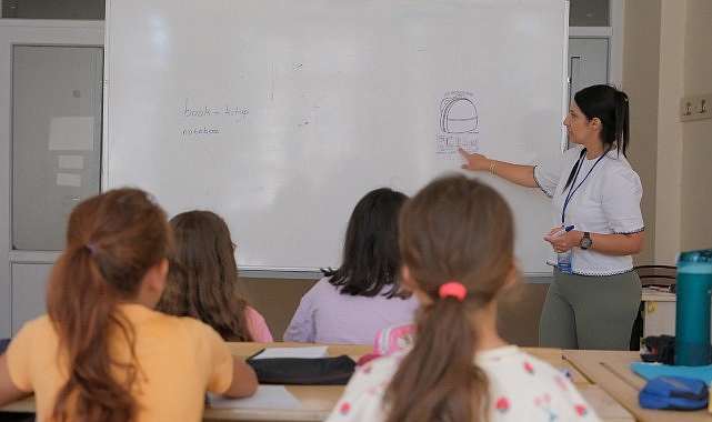 Başkan Çerçioğlu’ndan Eğitime Tam Destek: Aydınlı Çocuklar Yazı İngilizce Öğrenerek Geçiriyor