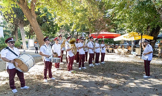Karşıyaka Belediye Bandosu’ndan sokak konserleri