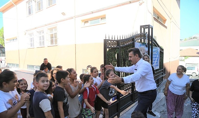 Dikili Belediyesi’nden minik öğrencilere eğitim seti desteği
