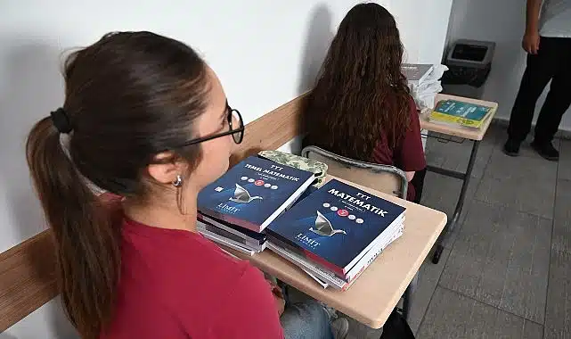 Kurs öğrencilerine ücretsiz kitapları dağıtıldı