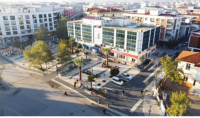 Menderes’in Sanatçı Muhtarı Sahnede