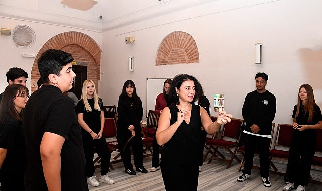 Osmangazi Belediyesi okutarak öğretiyor