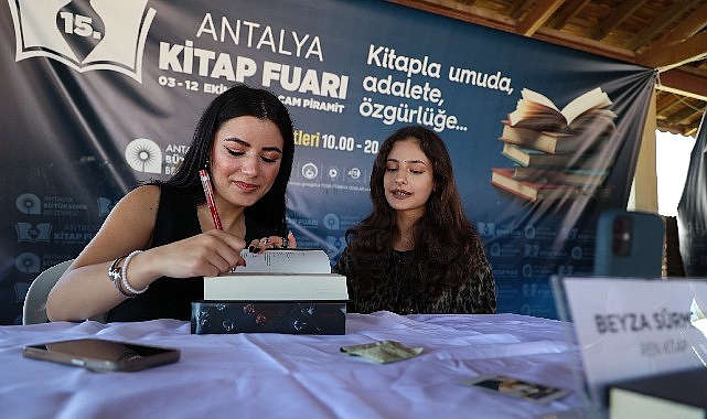 Antalya Kitap Fuarı’nda hafta sonu yoğunluğu yaşandı 