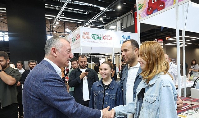 Başkan Büyükakın fuarı gezdi kitap severler ile sohbet etti