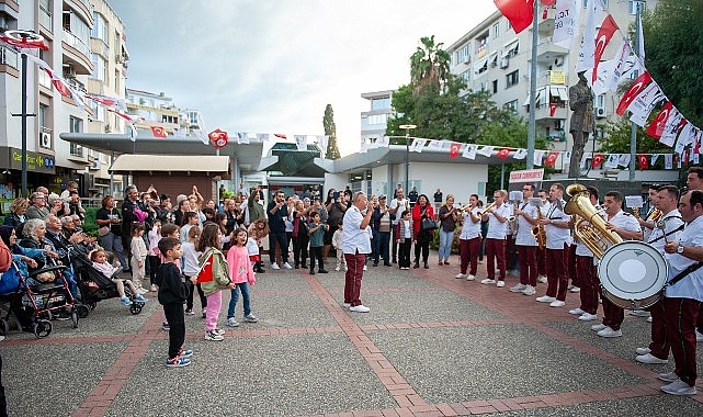 Karşıyaka’da 7’den 77’ye Cumhuriyet coşkusu!