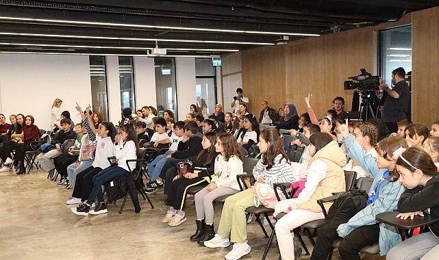 Kitap Fuarı, çocuk şarkılarıyla yankılandı