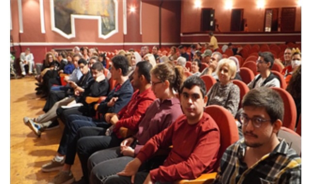 İş hayatına hazırlanan nöroçeşitli gençlerin mezuniyet sevinci