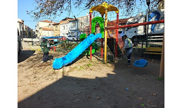 Ayvalık’ta Park ve Bahçeler Ekiplerinden 7/24 Yoğun Mesai
