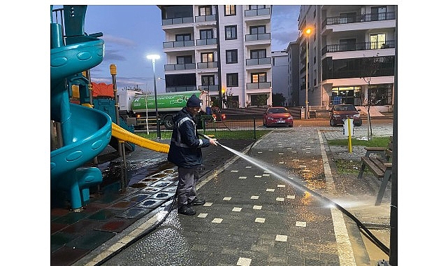 Edremit Belediyesi’nden parklarda hızlı temizlik çalışması