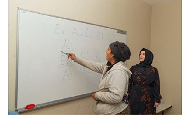 “Emojilerle konuşuyorduk, şimdi okuma yazma öğreniyoruz”