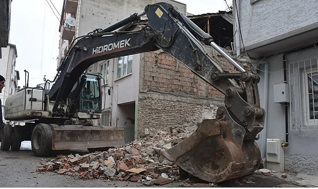 Gemlik’te Metruk Bina Temizliği Devam Ediyor